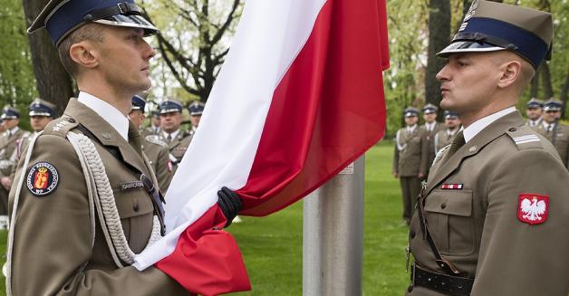 Uroczyste podniesienie flagi przed Kancelarią Premiera